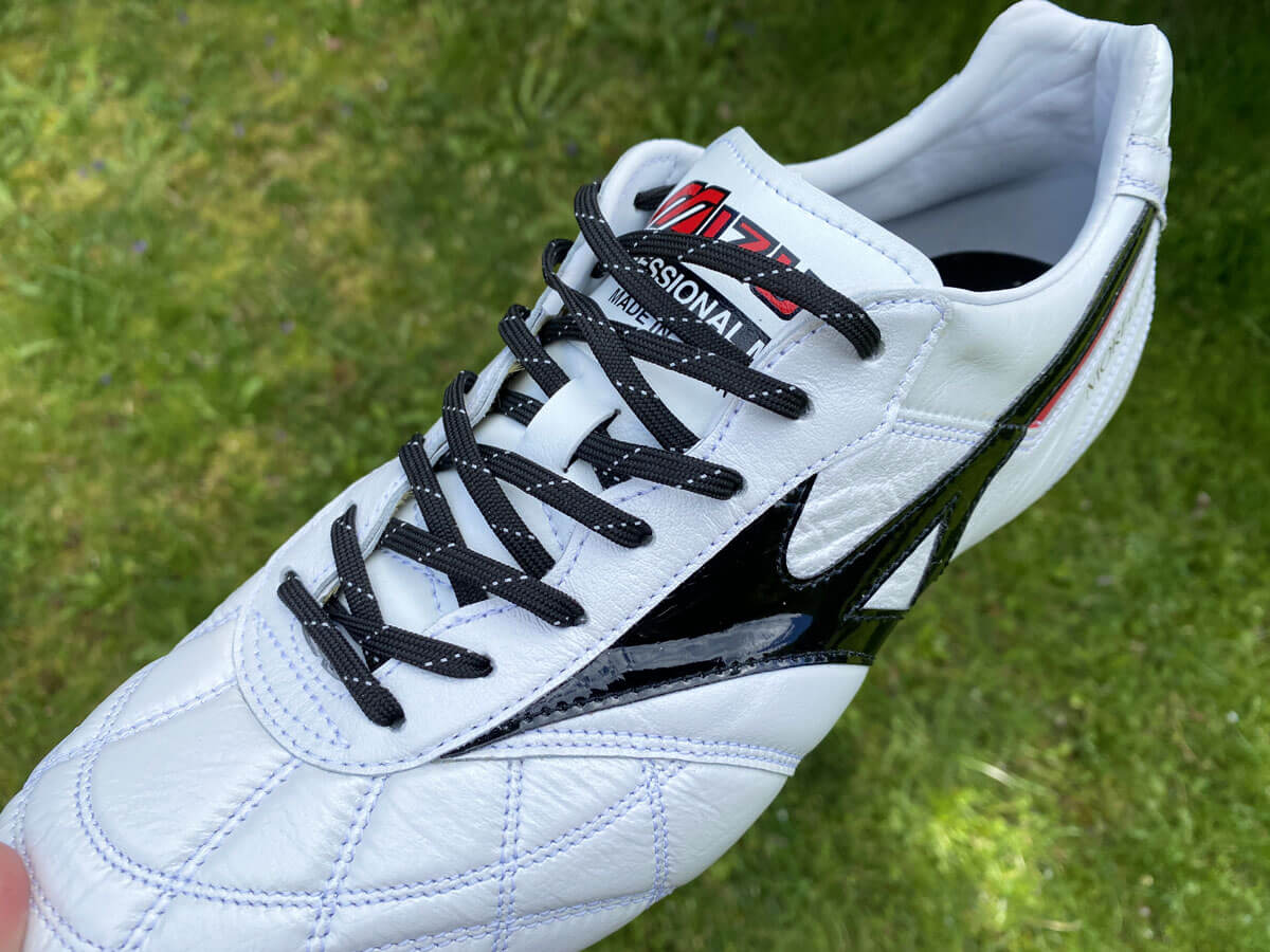 tkanicky-do-kopacek-cerne-reflexni-3 Černé tkaničky do kopaček Mizuno s reflexní páskou