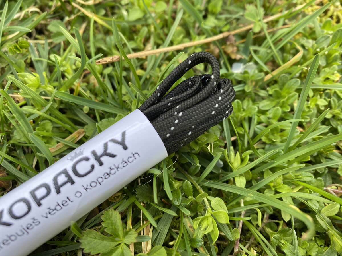 tkanicky-do-kopacek-cerne-reflexni-detail Černé tkaničky do kopaček s reflexní páskou