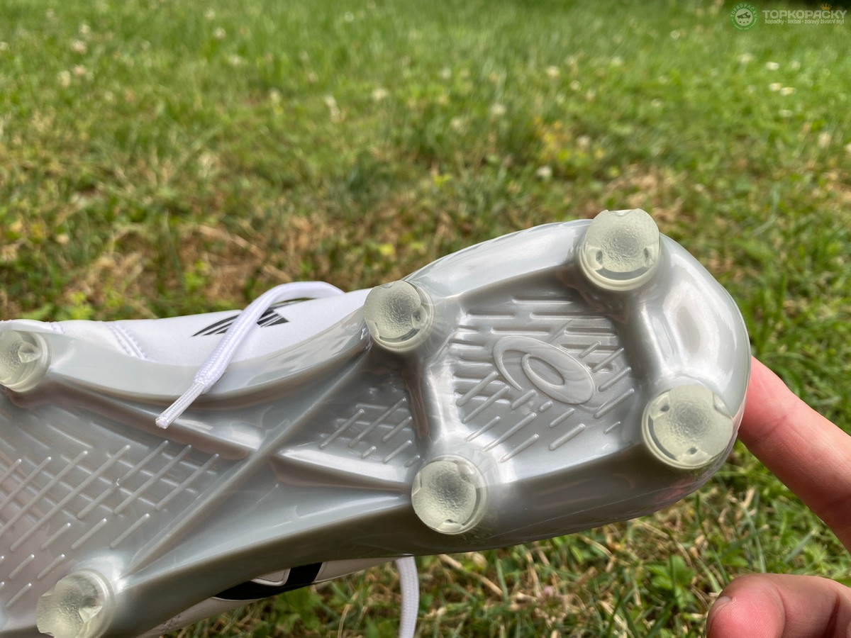 kozene-kopacky-105 Asics DS Lite X-Fly 5 podrážka 2