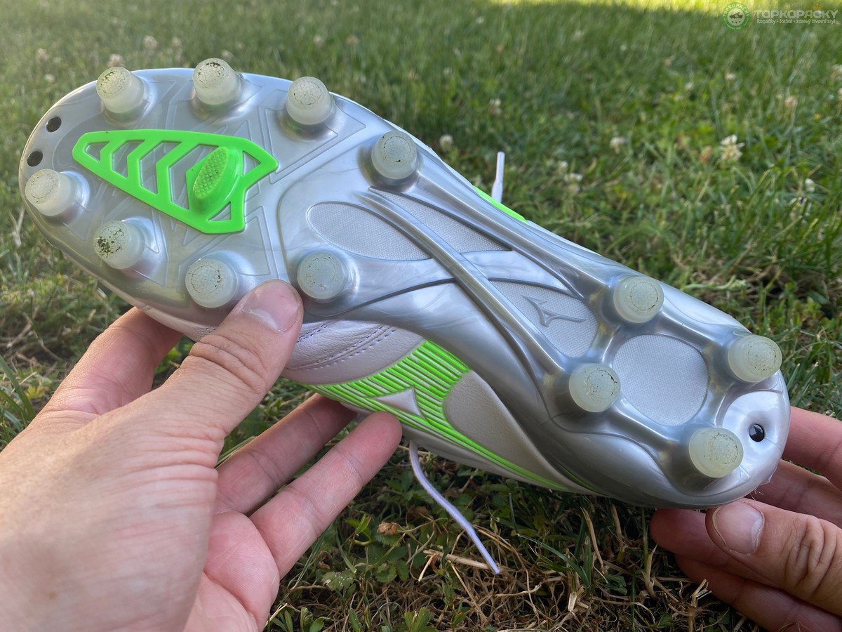 kozene-kopacky-13 kožené kopačky Mizuno Morelia Neo IV Pro podrážka