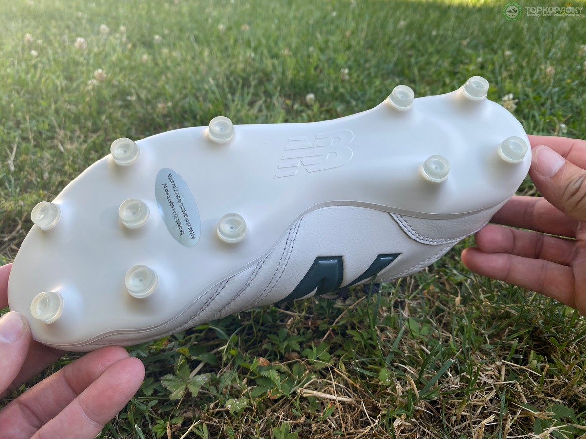 kozene-kopacky-29 kožené kopačky New Balance 442 v2 Pro podrážka