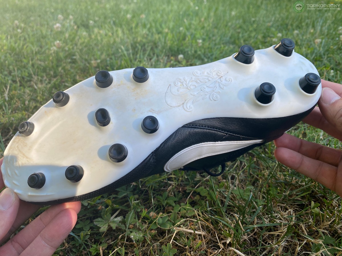 kozene-kopacky-46 Nike Premier III podrážka